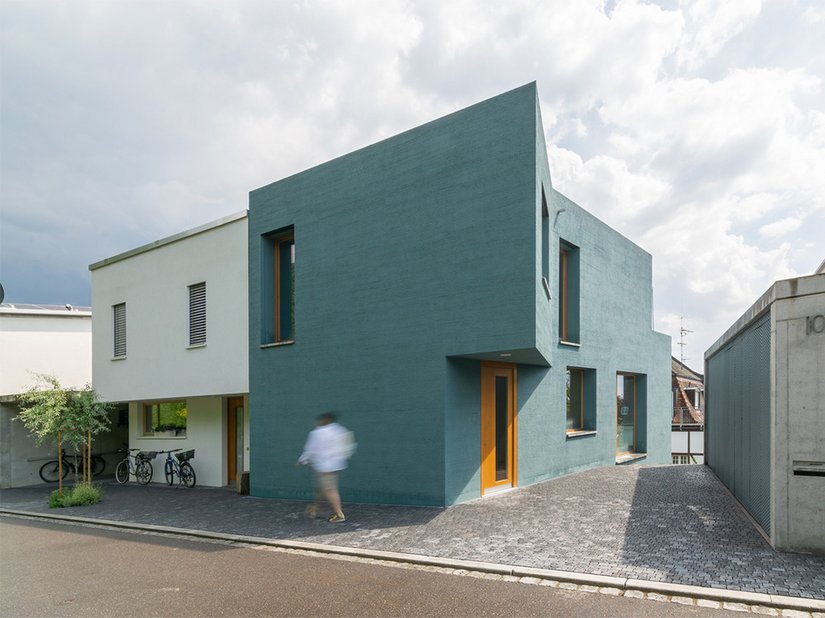 Casa Verde przyciąga wzrok na ulicach Emmendingen. Architekt Cociffi zaplanował obiekt w taki sposób, aby dobrze wpasował się w ogólny obraz dzielnicy mieszkalnej.
Zdjęcie: © Nacho Campos, Kenzingen, Niemcy